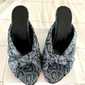 COPY - great condition no rips or tears and comfy